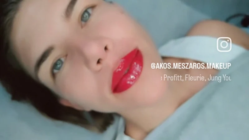 Videó: elkészült piros ajaktetoválás bemutatása